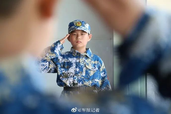 「解放军报」“我的爸爸不能陪我，可他是个大英雄……”