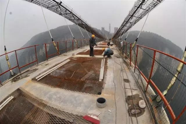 玻璃桥施工现场.来源:新华网