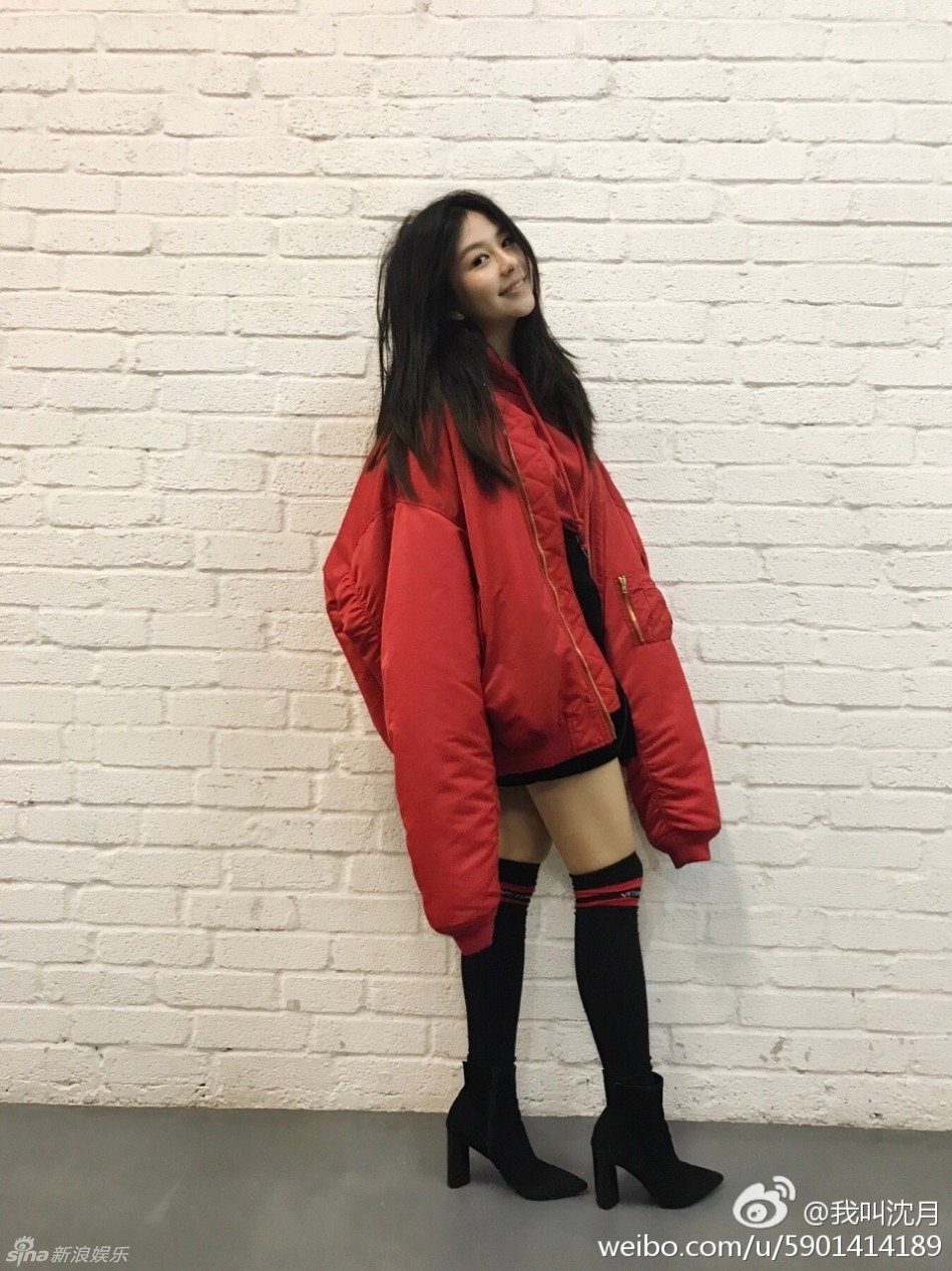 邱淑贞15岁爱女近照曝光 回眸似出水芙蓉(组图)