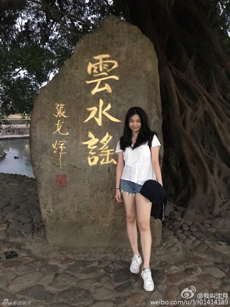 邱淑贞15岁爱女近照曝光 回眸似出水芙蓉(组图)