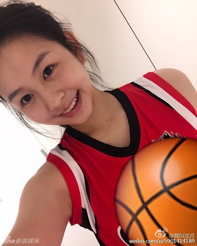 邱淑贞15岁爱女近照曝光 回眸似出水芙蓉(组图)