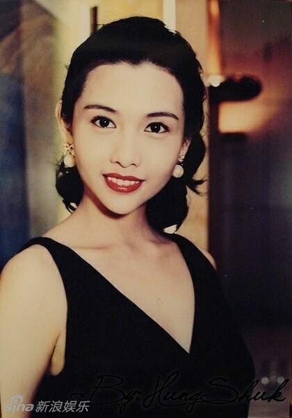 邱淑贞15岁爱女近照曝光 回眸似出水芙蓉(组图)