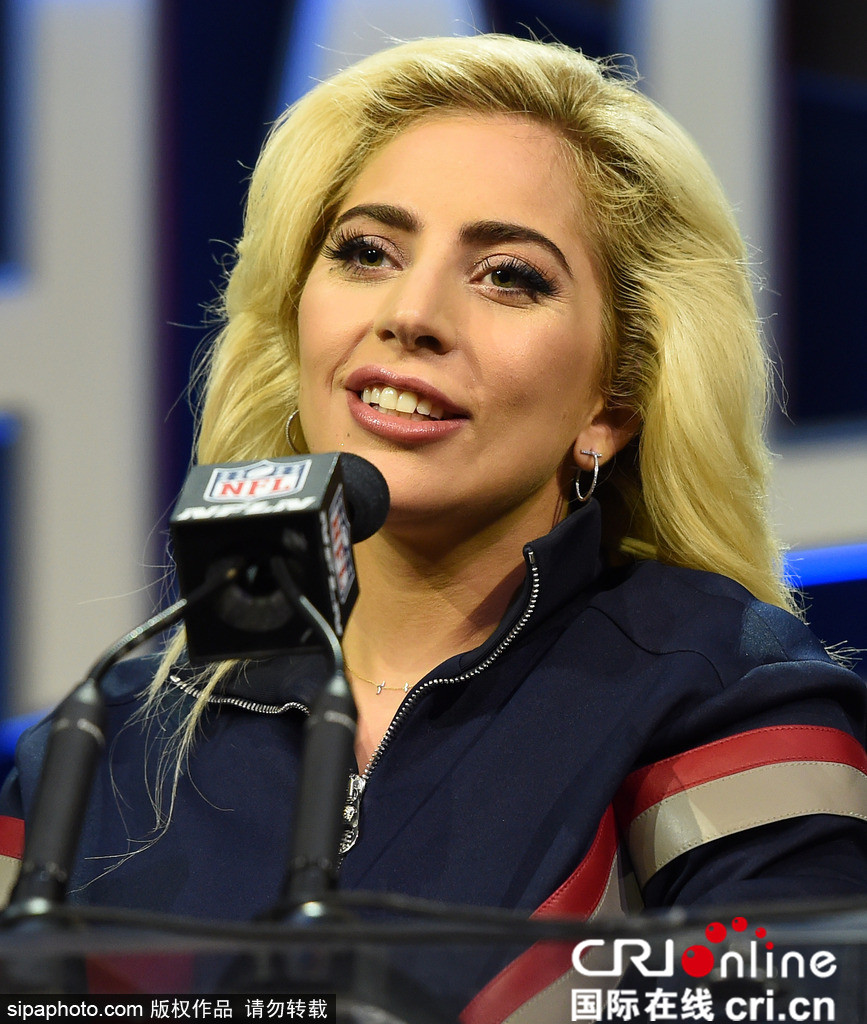 Lady Gaga为超级碗撑场 大迈步打橄榄球架势