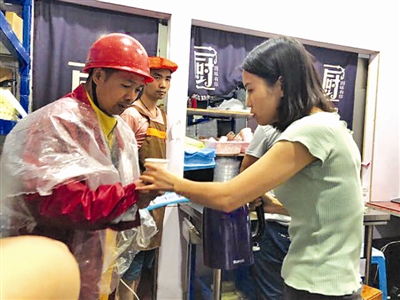 （今日热点2，导航成都，移动端）冷雨浇出城市温度：4046份外卖订单备注暖人心