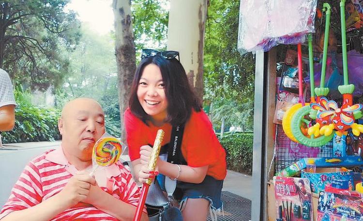 【焦点图-大图】【 移动端-焦点图】【图说2】郑州女子给轮椅上的父亲买棒棒糖温暖网络