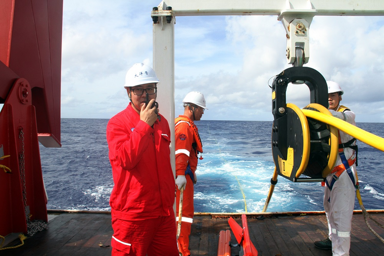 “大洋号”首“战”告捷！西太平洋综合地球物理航次完成多道地震探测作业