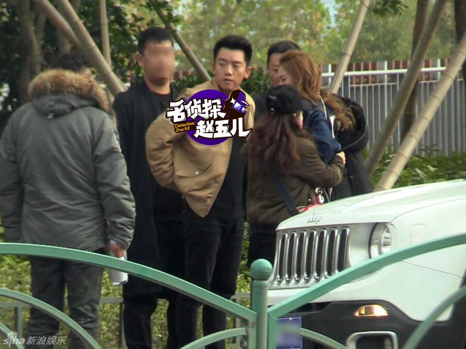 郑恺新剧熊抱美女 遭