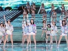 SNH48登春晚趣事：有人后台边排练，边完成作业