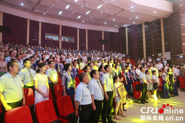 图片默认标题_fororder_现场齐唱《歌唱祖国》