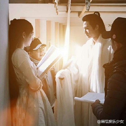 《凤囚凰》曝路透照 容止带花关晓彤头饰大(图)