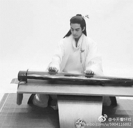 《凤囚凰》曝路透照 容止带花关晓彤头饰大(图)