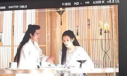 《凤囚凰》曝路透照 容止带花关晓彤头饰大(图)