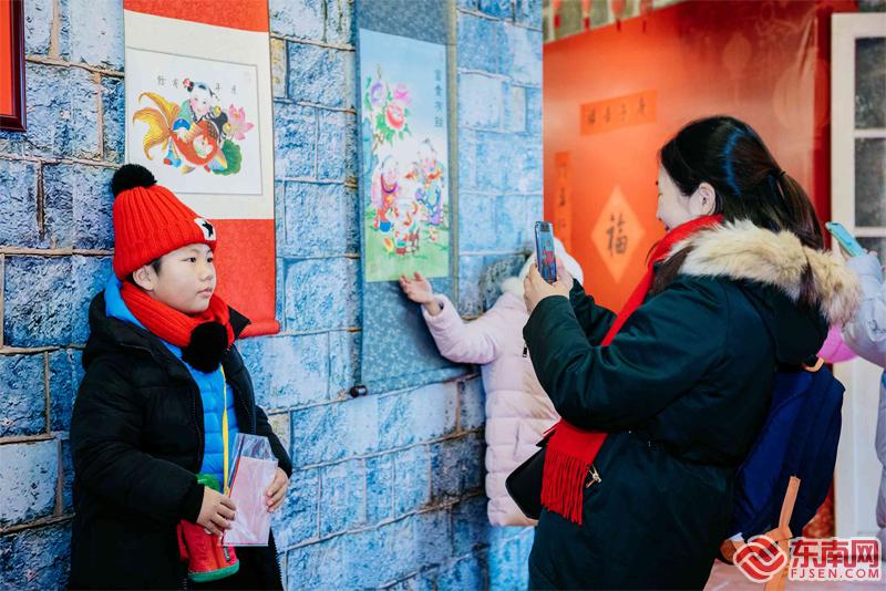 观书画习非遗 中外游客体验福州鼓岭传统中国年俗盛宴