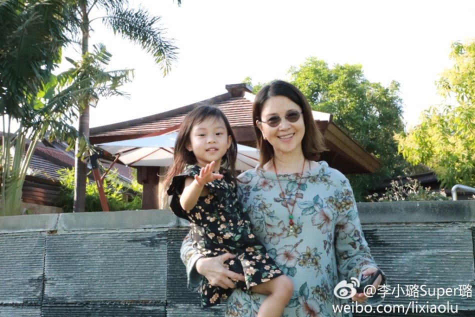 一家子扮美人鱼 李小璐最美贾乃亮最辣眼(组图)