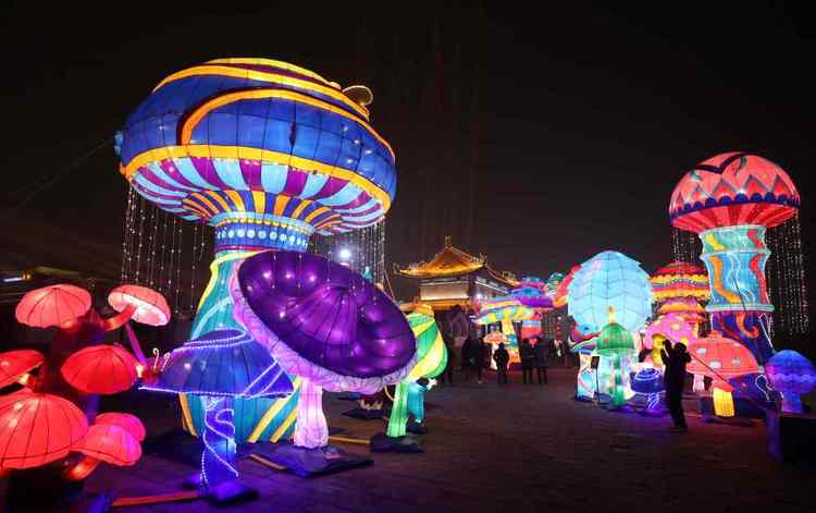 西安城墙：万盏创意科技花灯点亮中国年