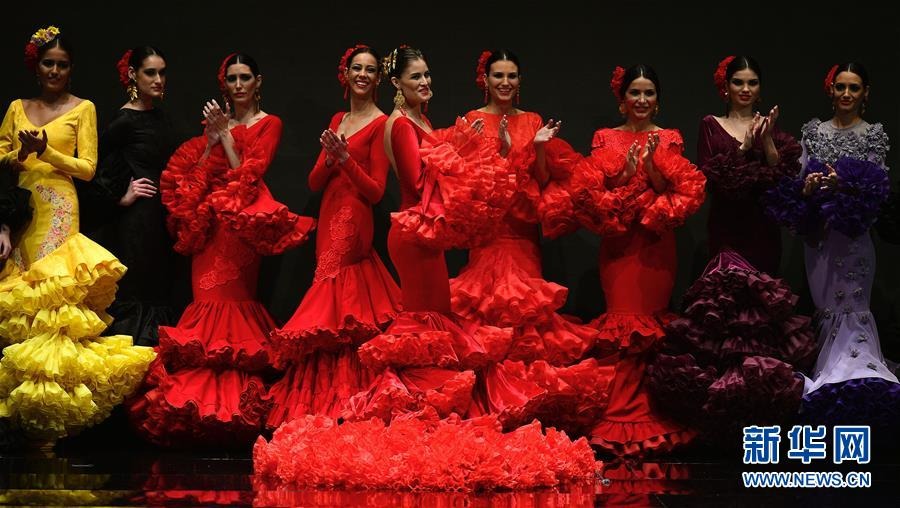 2月2日，在西班牙塞维利亚举行的国际弗拉明戈时装秀上，模特展示弗拉明戈服饰。新华社/法新