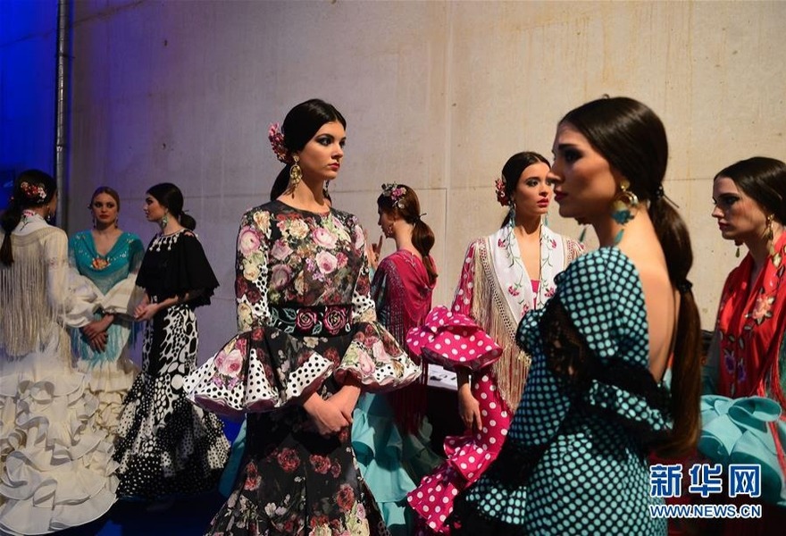 2月2日，在西班牙塞維利亞舉行的國際弗拉明戈時裝秀上，模特等候入場。新華社/法新