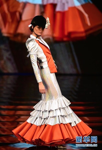 2月2日，在西班牙塞維利亞舉行的國際弗拉明戈時裝秀上，模特展示弗拉明戈服飾。新華社/法新
