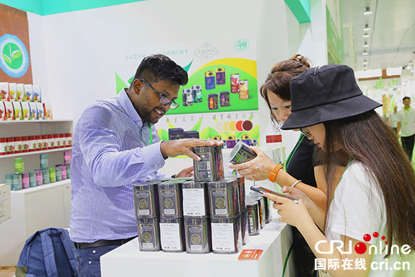 图片默认标题_fororder_斯里兰卡lions（红茶）展商海蓝向游客介绍红茶（摄影：葛旺）