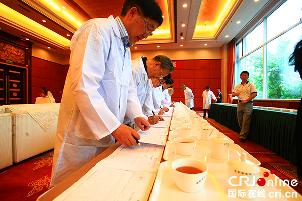 图片默认标题_fororder_第二届“亚太茶茗大奖”峨眉山国际评比大赛现场（摄影-袁士洪）