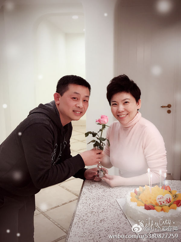 邓亚萍生日和家人包馄饨 老公献玫瑰