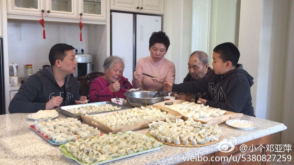 邓亚萍生日和家人包馄饨 老公献玫瑰