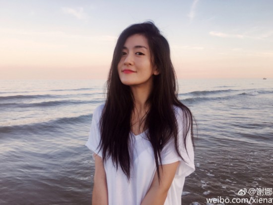 谢娜晒美照神似全智贤 长发飘飘嘟嘴卖萌红唇抢镜