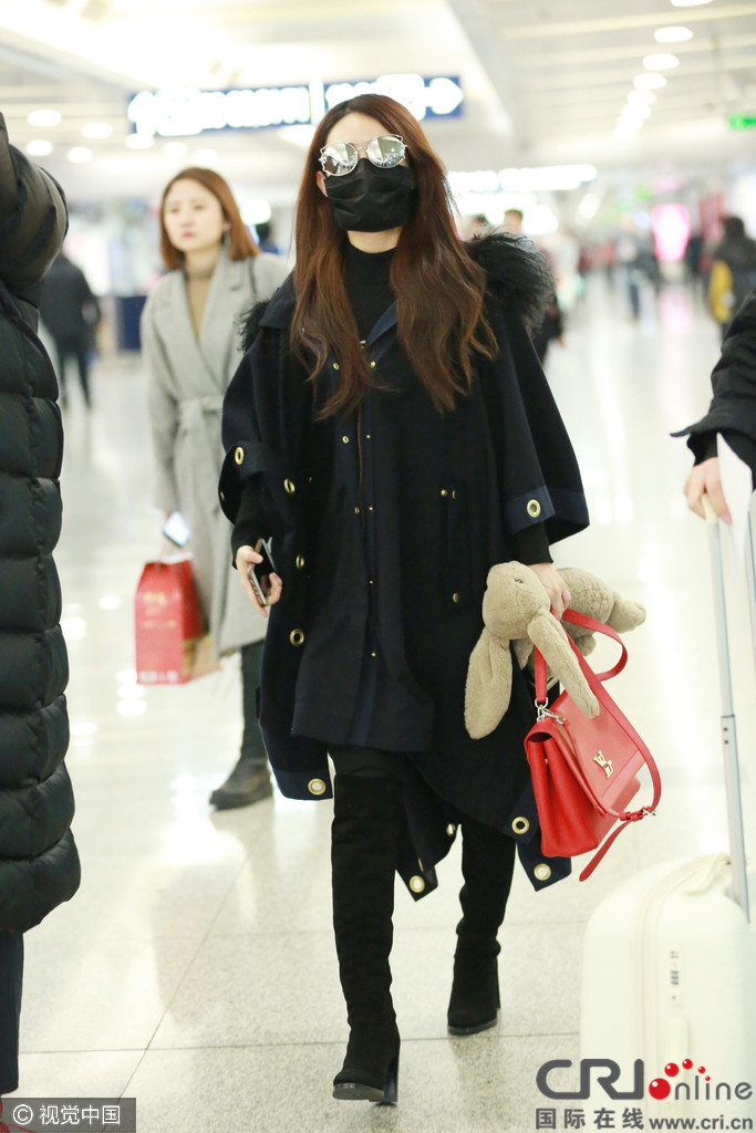 赵丽颖黑衣配红包颇亮眼年后忙复工 微信发不