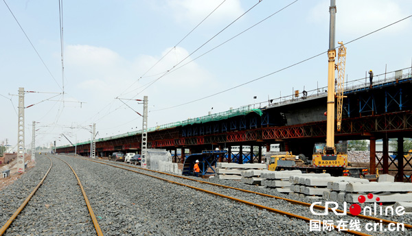 图片默认标题_fororder_新建京张高铁张家口南特大桥既有线施工