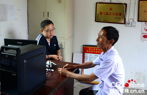 图片默认标题_fororder_钟震（左）向塘湾村王端银了解村情--（摄影-何亚萍）