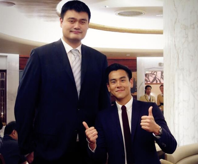 无论是谁,和姚明一站就是最萌身高差(图)- 国际在线移动版