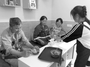 （今日热点3，导航成都，移动端）饮品店每天提供免费赠饮 环卫工"不领情":都不容易