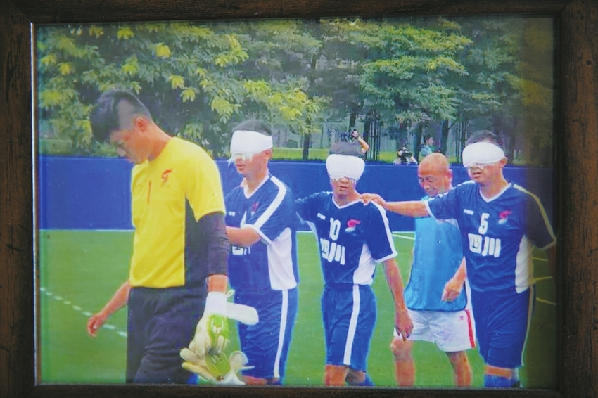 （焦点图，导航成都，移动端）“靠耳朵和心踢球” 四川盲人足球运动员讲述他的故事