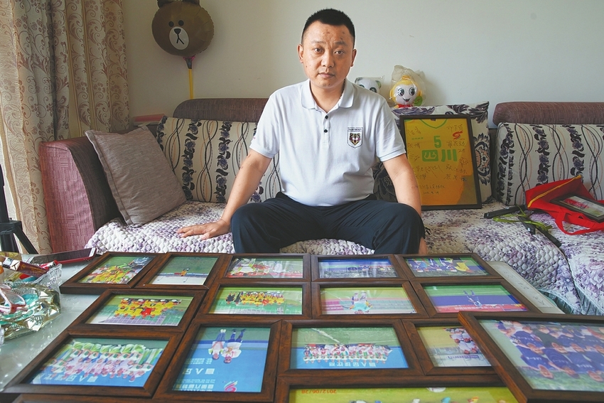 （焦点图，导航成都，移动端）“靠耳朵和心踢球” 四川盲人足球运动员讲述他的故事