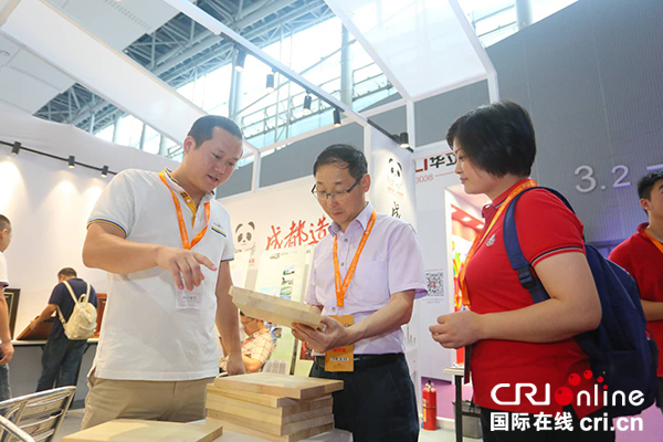 图片默认标题_fororder_参观展会现场-成都市商务委供图