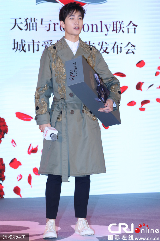 杨洋提前庆祝情人节 身材消瘦比例失控