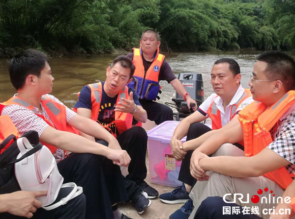 图片默认标题_fororder_实地察看河道整治情况