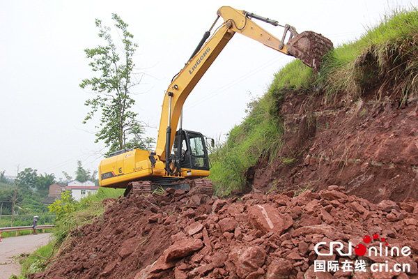 图片默认标题_fororder_挖掘机正在进行“切拱”施工