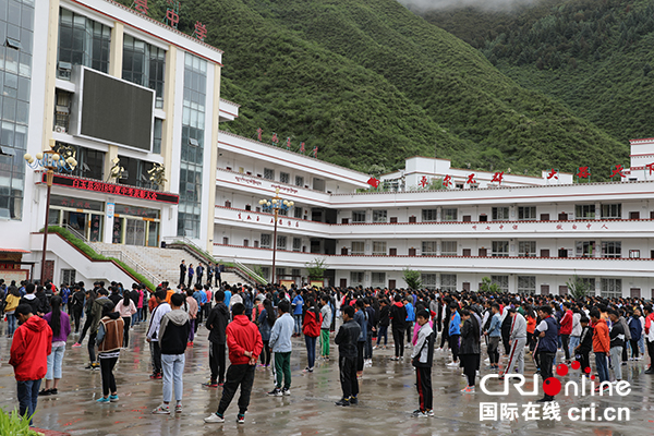 图片默认标题_fororder_白玉县2018年度中考表彰大会现场