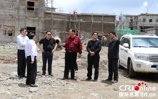 图片默认标题_fororder_相洛（右二）在甘孜县格萨尔文化精准扶贫暨百村产业基地调研