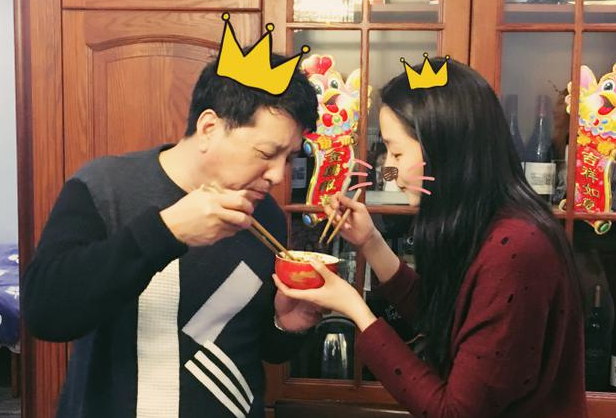 关晓彤下厨为爸爸做爱心面 被赞好吃超开心(图)