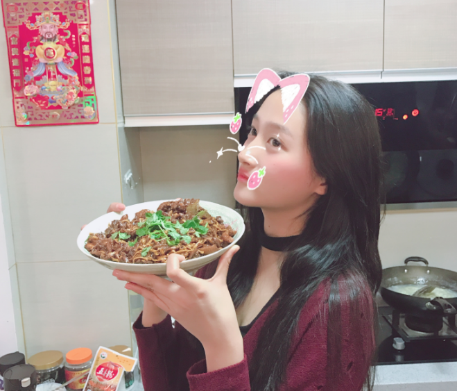 关晓彤下厨为爸爸做爱心面 被赞好吃超开心(图)