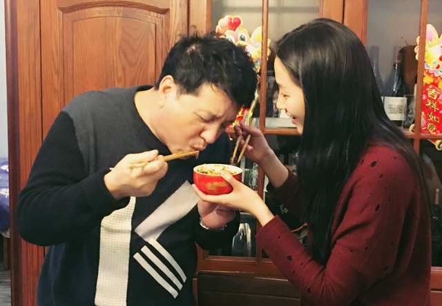 关晓彤下厨为爸爸做爱心面 被赞好吃超开心(图)