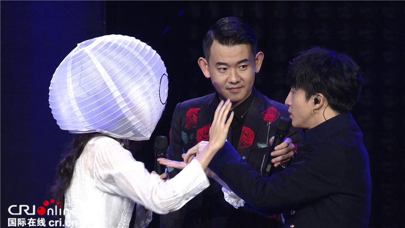 薛之谦《我们的挑战》吃瘪 被无厘头少女当众调戏