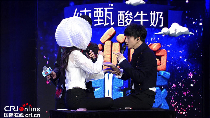薛之谦《我们的挑战》吃瘪 被无厘头少女当众调戏