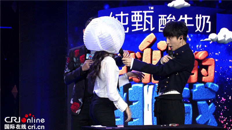 薛之谦《我们的挑战》吃瘪 被无厘头少女当众调戏