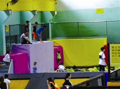 （今日热点3，导航成都，移动端）弟弟和教练把女子扔到海绵池里 结果摔成压缩性骨折