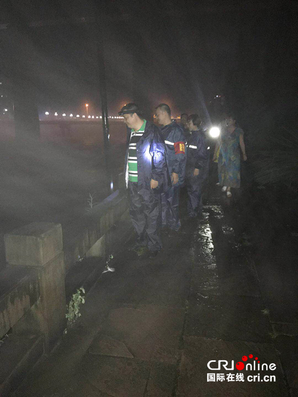 图片默认标题_fororder_夜间防汛值守（剑阁县委宣传部）