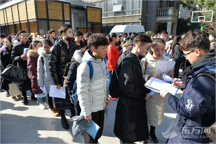 2月10日,在上海戏剧学院,考生正在操场上排队等待进入考场.