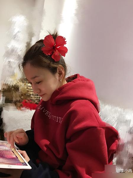 素颜杀！李小冉微博晒照：没看本姑娘在奋战
